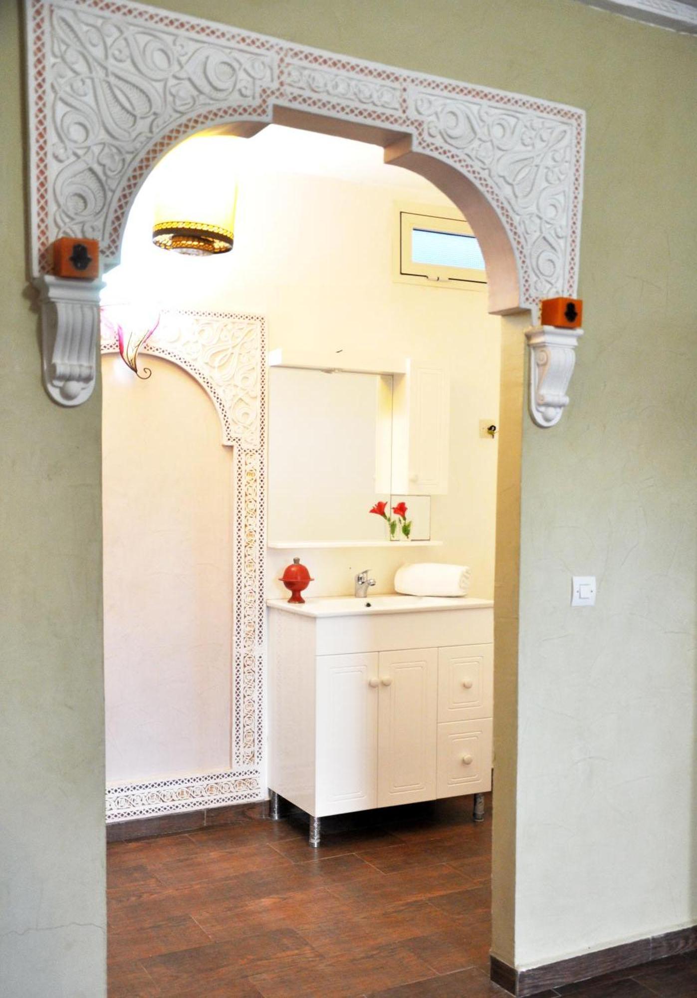 Riad Hamdani Derroua Rom bilde